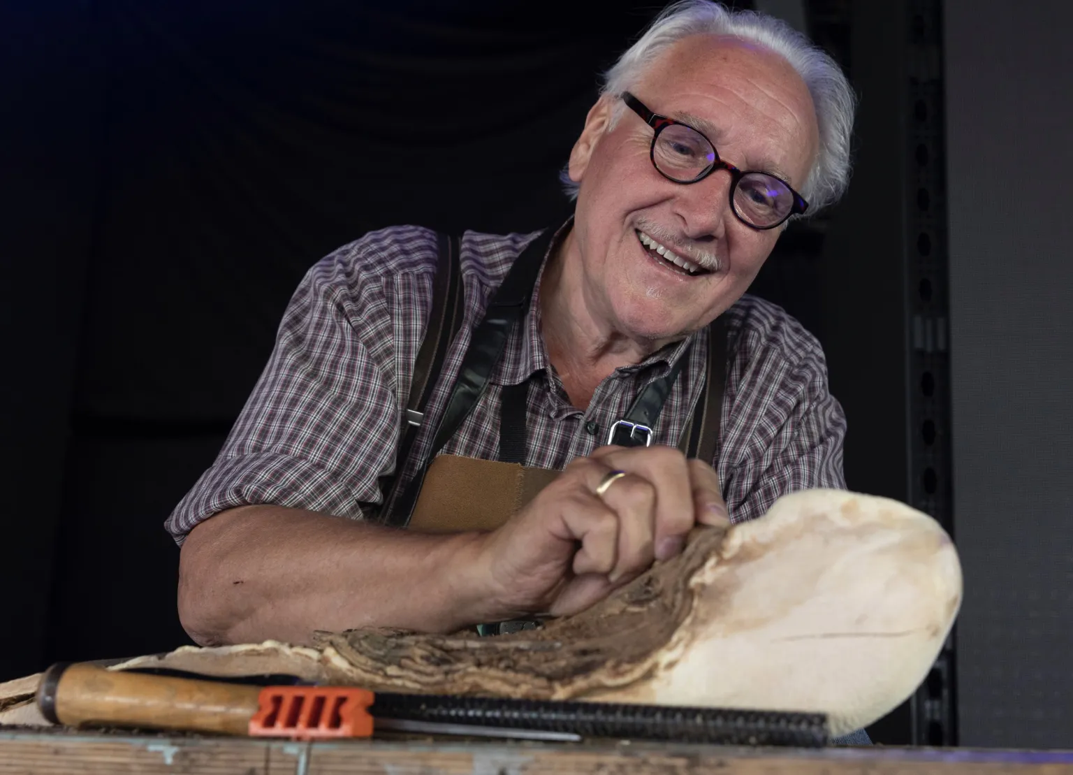 Wiebe van Dingen bewerkt een stuk hout met een guts