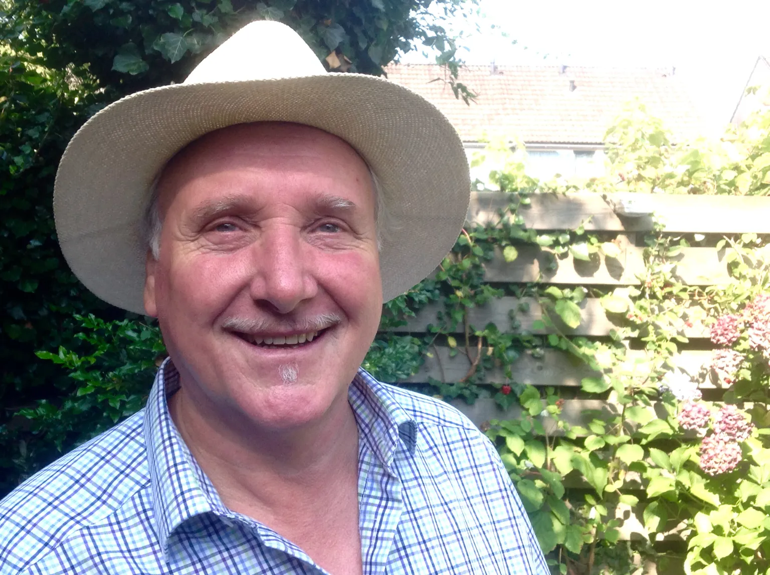 Wiebe van Dingen con sombrero en el jardín