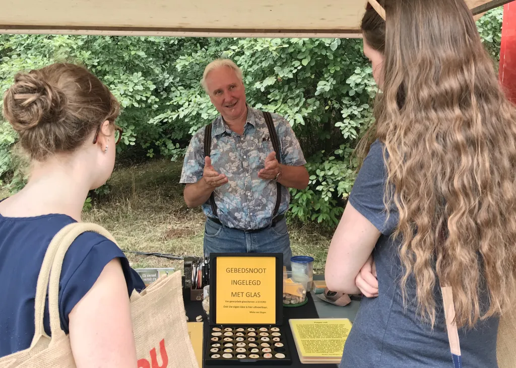 Wiebe van Dingen in gesprek met bezoekers bij zijn werk